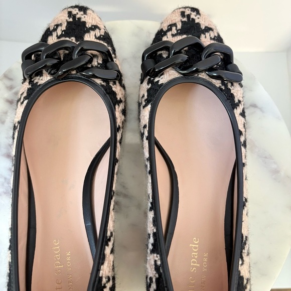 Kate Spade Tweed Block Heel Pumps Size 7B Houndstooth Chain Detail Black Beige - Picture 9 of 11